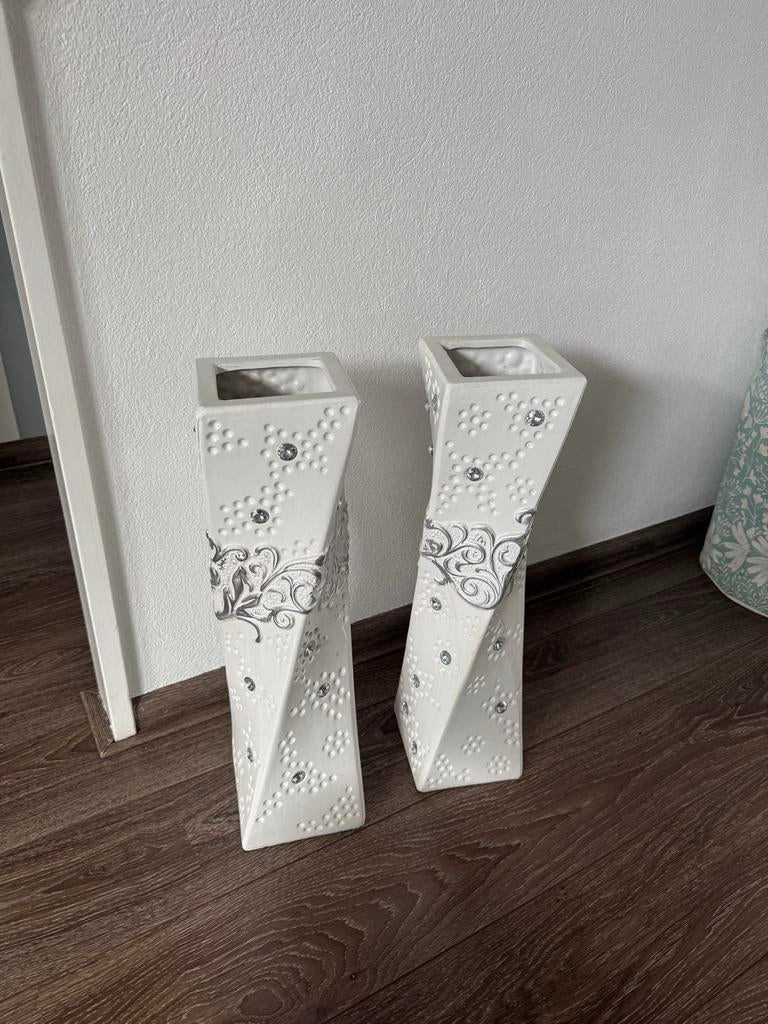 Set van 2 elegante witte vazen met zilveren details, 60 cm, Ophalen, Zo goed als nieuw, Wit, 50 tot 75 cm