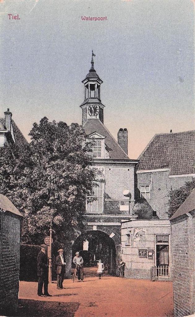 Tiel - Waterpoort (ingekleurd) met mensen (gel. 1923), Ophalen of Verzenden, 1920 tot 1940, Gelopen, Gelderland