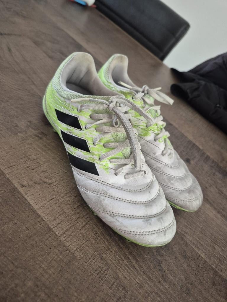 Adidas voetbalschoenen maat 38, Maat XS of kleiner, Ophalen, Zo goed als nieuw, Schoenen