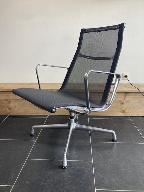 Vitra Eames EA 116 fauteuil, aluminium, antraciete netweave, Vitra, Minder dan 75 cm, Design, Ophalen of Verzenden