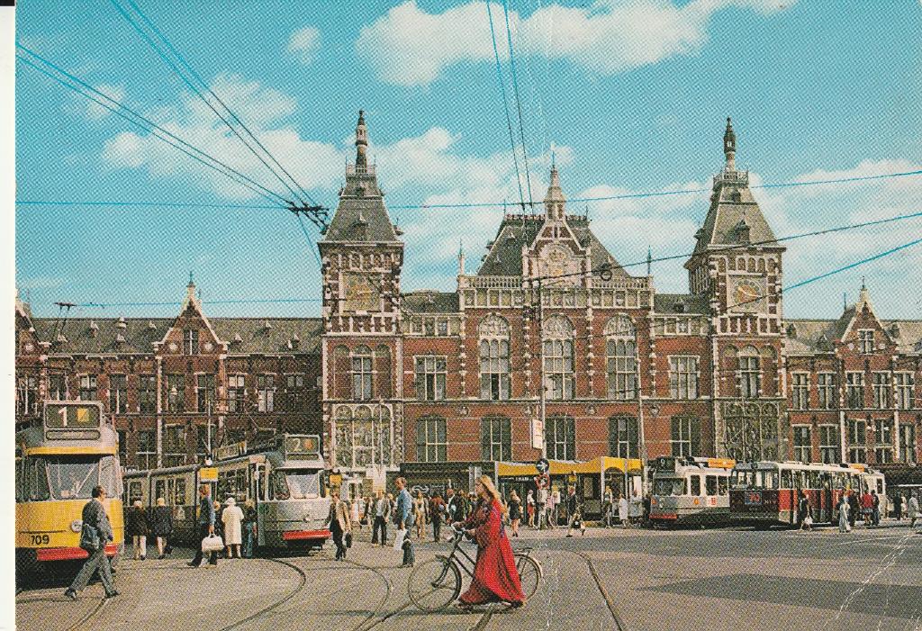 Amsterdam Stationsplein 1977, Ophalen of Verzenden, 1960 tot 1980, Gelopen, Noord-Holland
