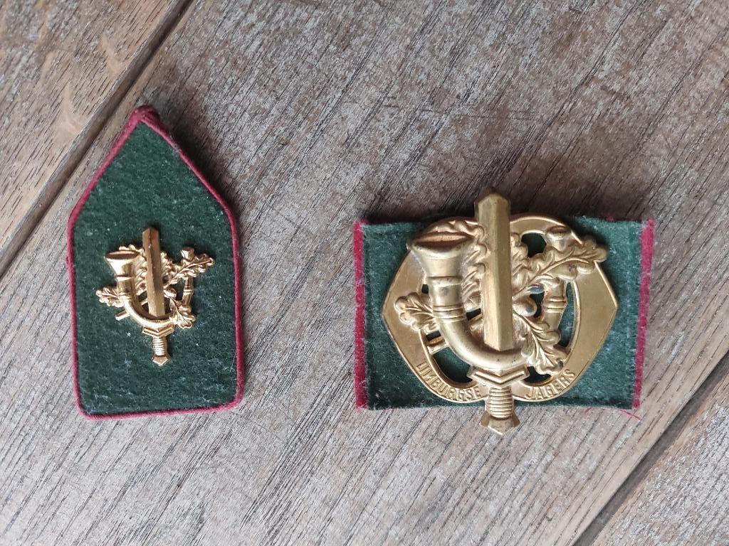Barret- en 1 kraagembleem Regiment Limburgse Jagers, Ophalen of Verzenden, Landmacht, Nederland, Embleem of Badge