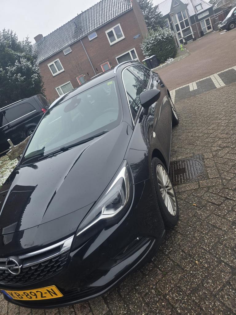 Opel Astra 1.0 Turbo 77KW Sports Tourer AUT 2016 Zwart, Auto's, USB, 1178 kg, 620 kg, Origineel Nederlands