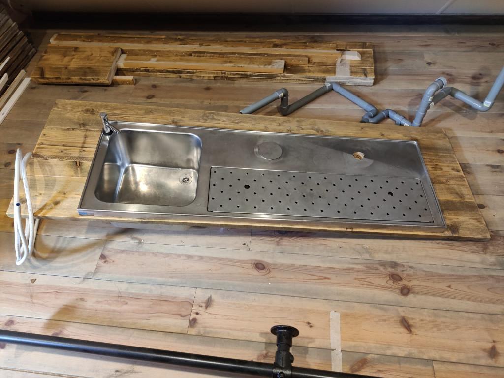 Barblad met rvs spoelbak voor 2 bierpompen, Ophalen, Gebruikt