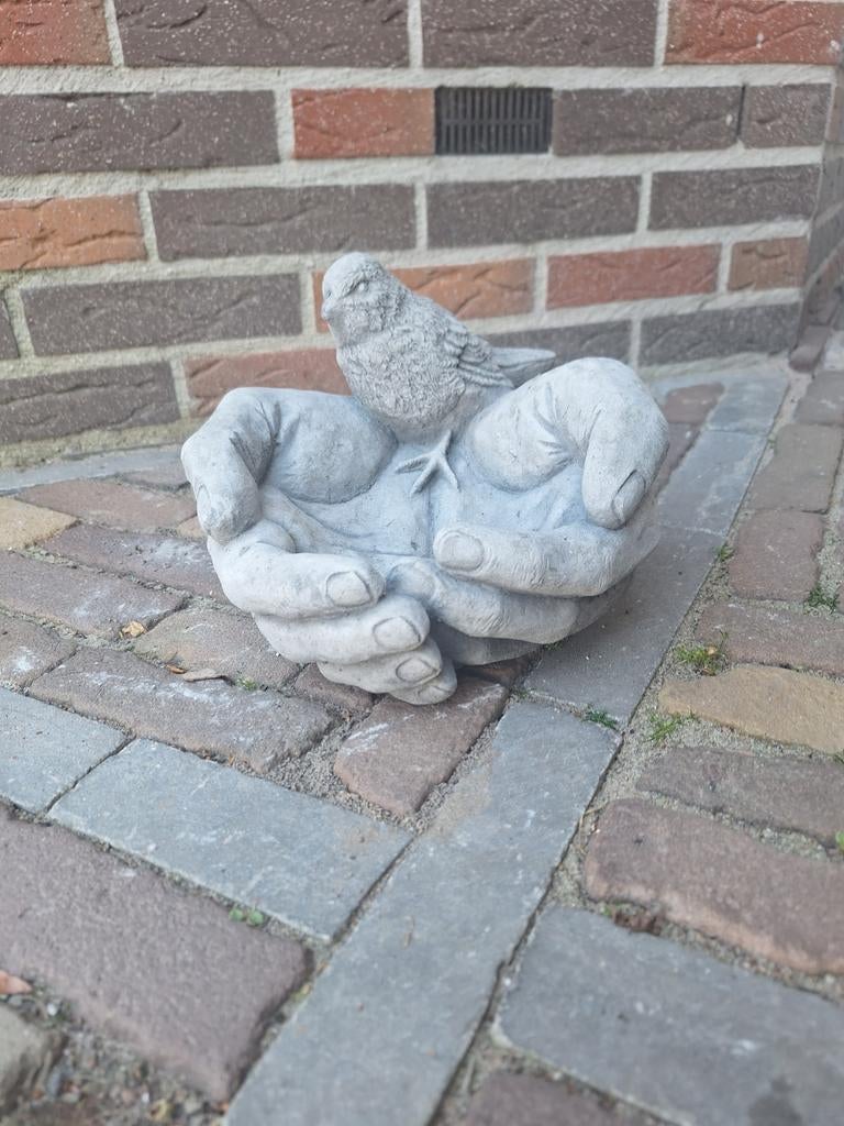 Betonbeeld drinkbakje handen met vogel, Tuin en Terras, Tuinbeelden, Ophalen, Nieuw, Beton, Dierenbeeld