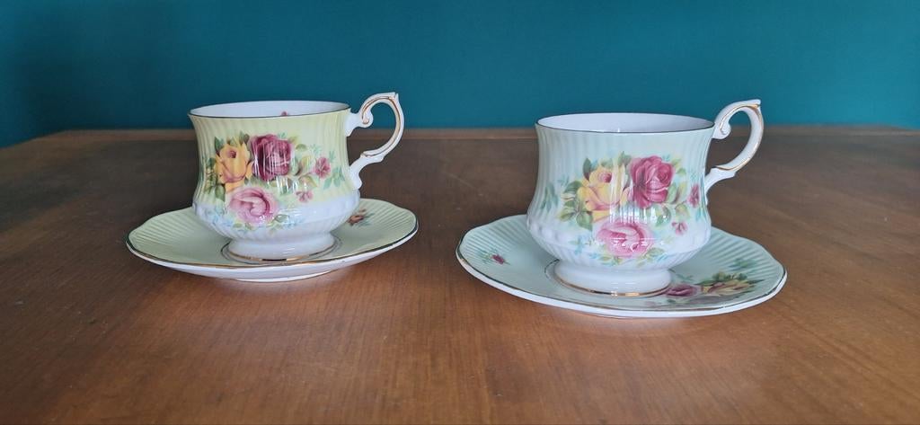2 Queens kop en schotels, Ophalen of Verzenden, Zo goed als nieuw, Porselein, Kop en/of schotel