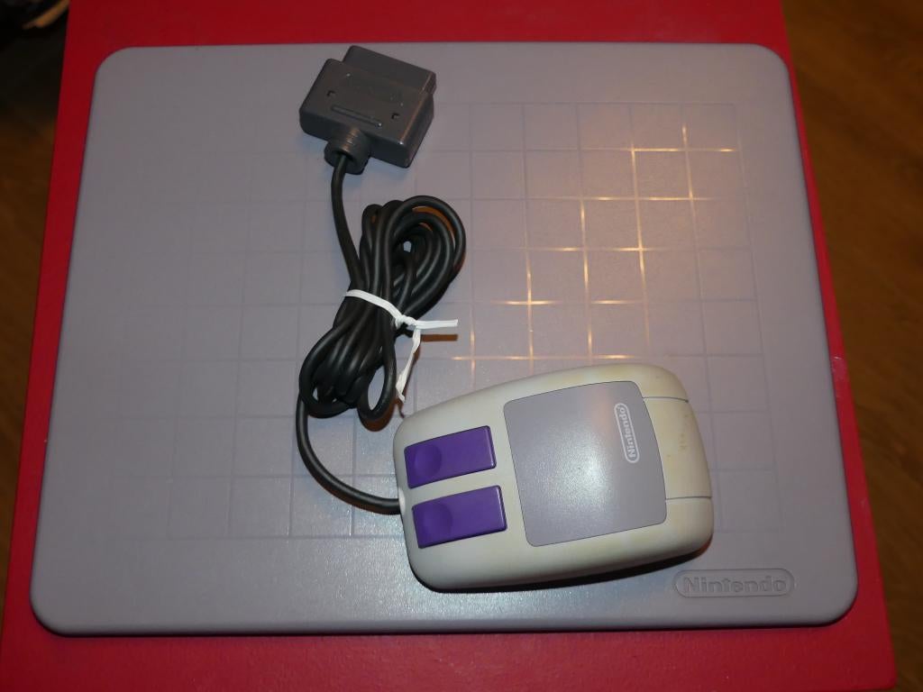 Nintendo Super Nes Mouse + Originele Mousepad, 1 speler, Ophalen of Verzenden, Gebruikt, Vanaf 3 jaar
