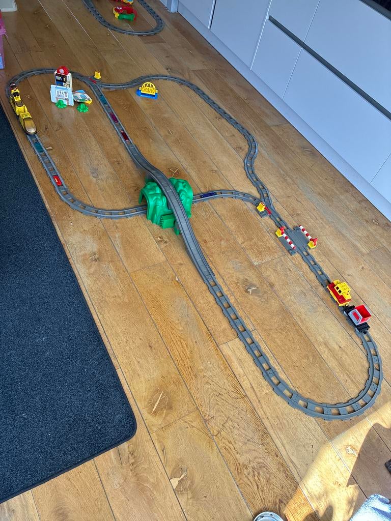 Duplo elektrische trein met rails, tunnel en wissels, Kinderen en Baby's, Speelgoed | Duplo en Lego, Gebruikt, Overige thema's