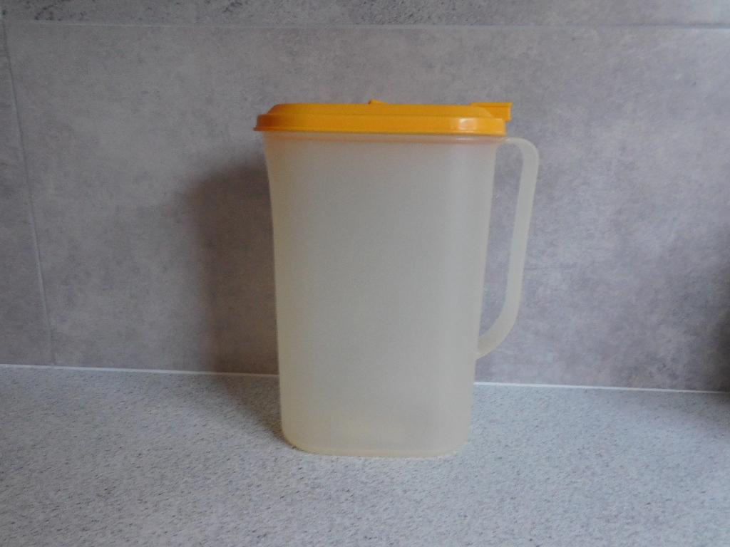 Tupperware Schenkkan Koelkastkan 2 Ltr. Geel, Ophalen of Verzenden, Zo goed als nieuw, Geel, Beker of Kan