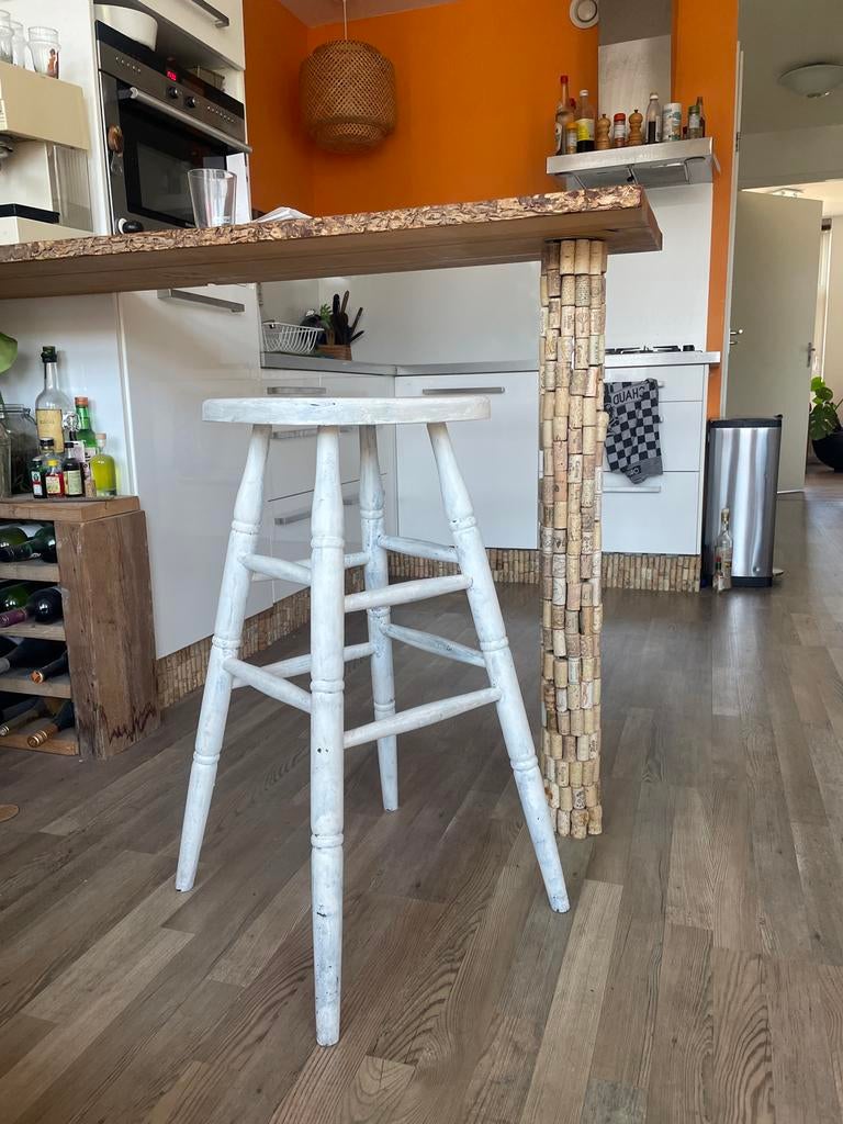 Set van 3 prachtige witte houten barkrukken, Ophalen, Gebruikt, Met voetsteun, 60 tot 90 cm