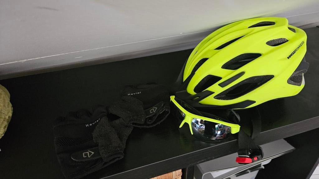 Fietshelm, bril en handschoenen set - Zo goed als nieuw, Fietsen en Brommers, Fietsaccessoires | Fietshelmen, Overige maten, Ophalen of Verzenden
