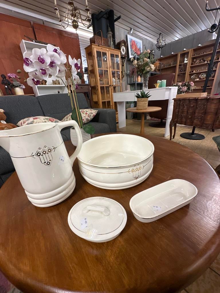 Wit servies met gouden details, Ophalen