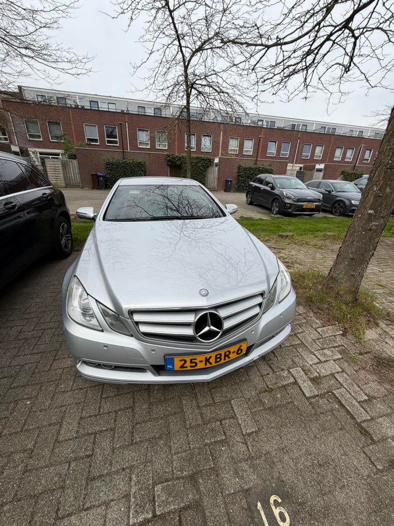 Mercedes-Benz E-Klasse 1.8 E250 CGI Coupe AUT 2009 Grijs, Auto's, Achterwielaandrijving, 1800 kg, 4 cilinders, 4 stoelen