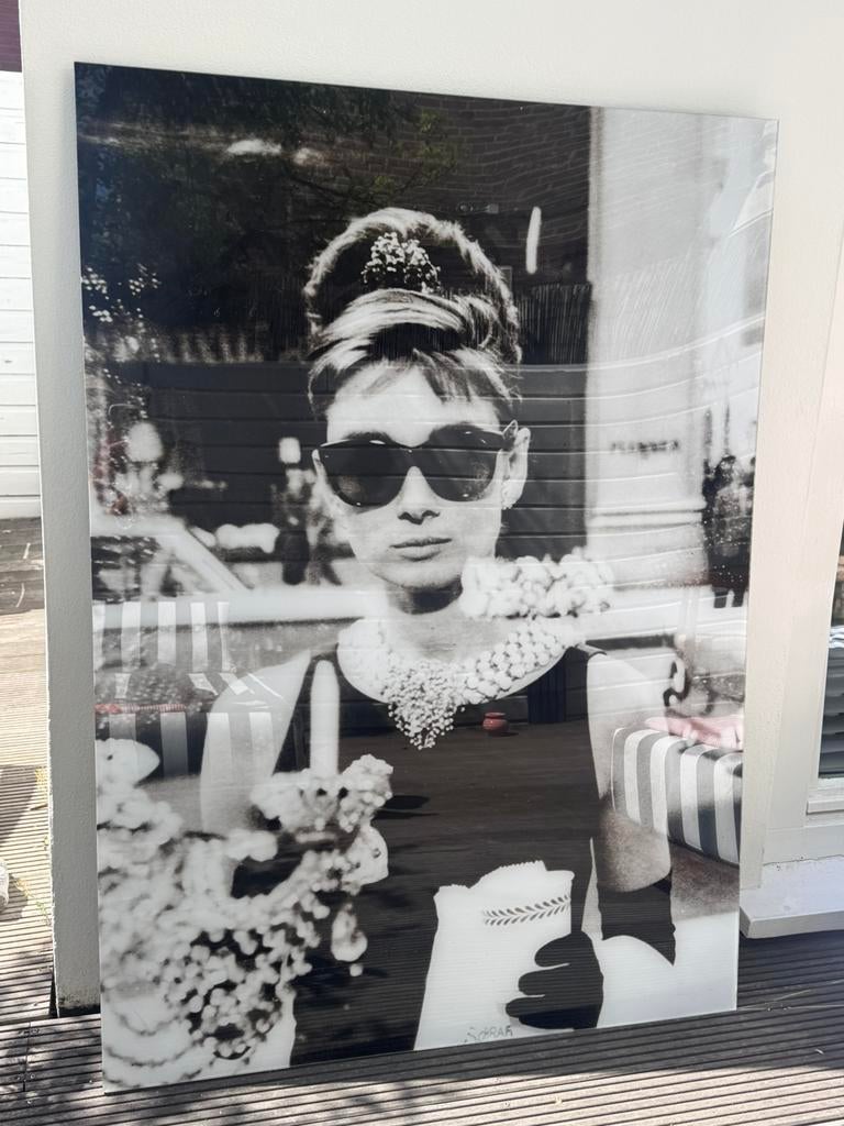 Twee x Audrey Hepburn foto’s op plexiglas, Ophalen, Zo goed als nieuw, 75 tot 100 cm, Foto of Poster