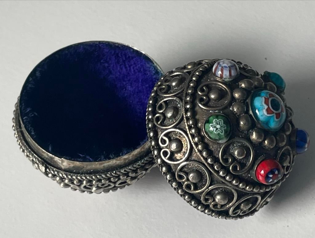 Decoratief doosje met kralen, Antiek en Kunst, Antiek | Overige Antiek, Ophalen of Verzenden