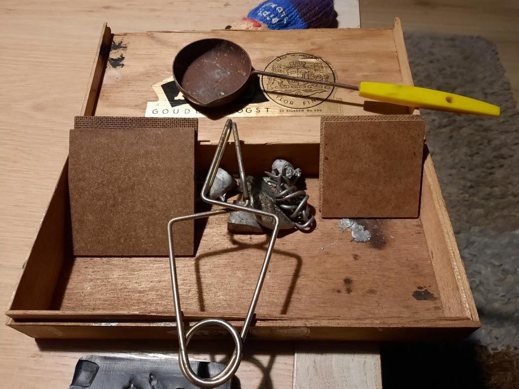 2 giet mallen voor tinnen soldaatjes te gieten met 3 soldaat, Ophalen of Verzenden, Gebruikt, 1:35 tot 1:50, Figuur of Figuren