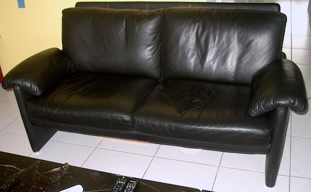 Zwart lederen bank (2 zits), Huis en Inrichting, Banken | Bankstellen, Ophalen, Gebruikt, Rechte bank, Leer
