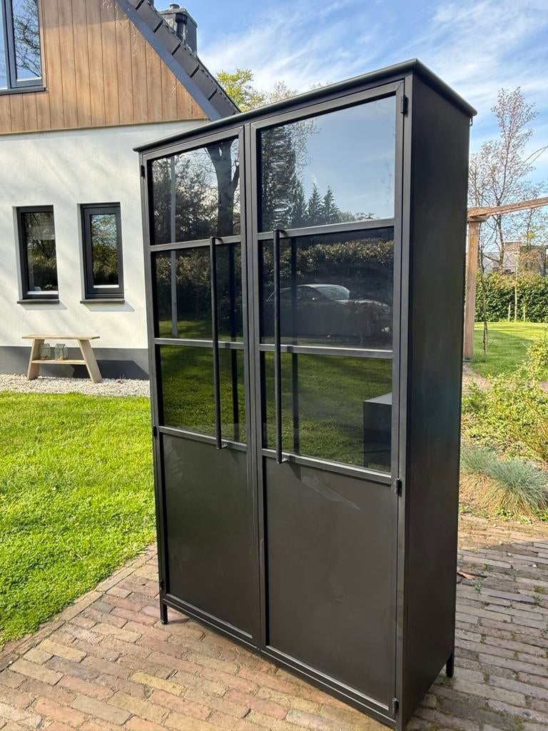 Industriële vitrinekast met glazen deuren - Zwart metaal, Zo goed als nieuw, Metaal, 150 tot 200 cm, 25 tot 50 cm