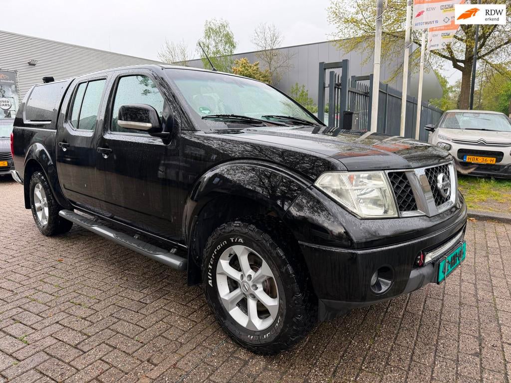 Nissan Navara 2.5 dCi XE Double Cab Comfort 1e eigenaar 263., Auto's, Stof, Gebruikt, Zwart, 4 cilinders
