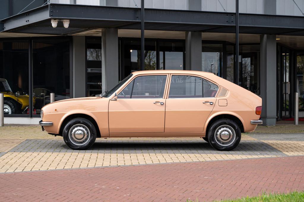 Alfa Romeo Alfasud 1.2 (bj 1973), Lederen bekleding, 4 stoelen, Beige, Handgeschakeld