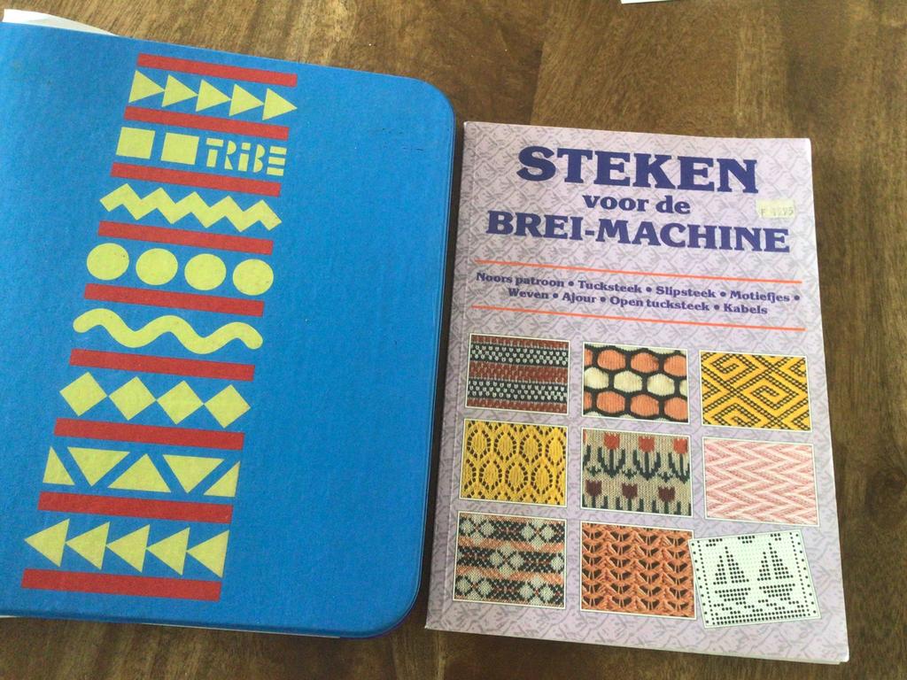 Breimachine Cursus map en steken voor de breimachine boek, Ophalen of Verzenden, Zo goed als nieuw, Breien, Machine