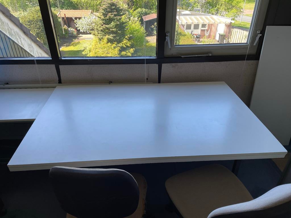 Bureau met 2 bureaustoelen - stalen frame - wit werkblad, Huis en Inrichting, Bureaus, Ophalen, Overige typen, Gebruikt, Spaanplaat of MDF