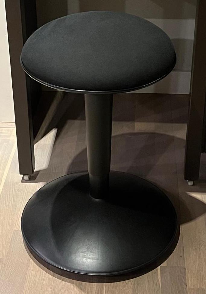IKEA NILSERIK Draaibare Kruk Zwart - In Hoogte Verstelbaar, Huis en Inrichting, Krukjes, Gebruikt, Kunststof, In hoogte verstelbaar