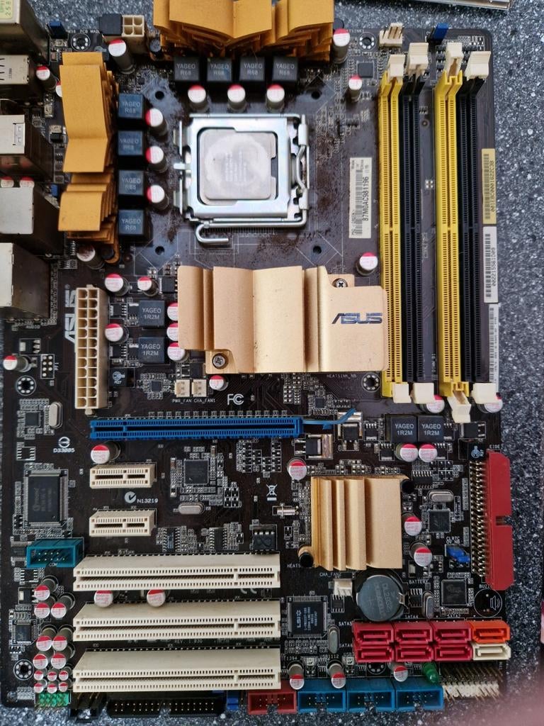 ASUS moederbord met Intel Core 2 Duo E8500 processor, Computers en Software, Moederborden, Ophalen of Verzenden