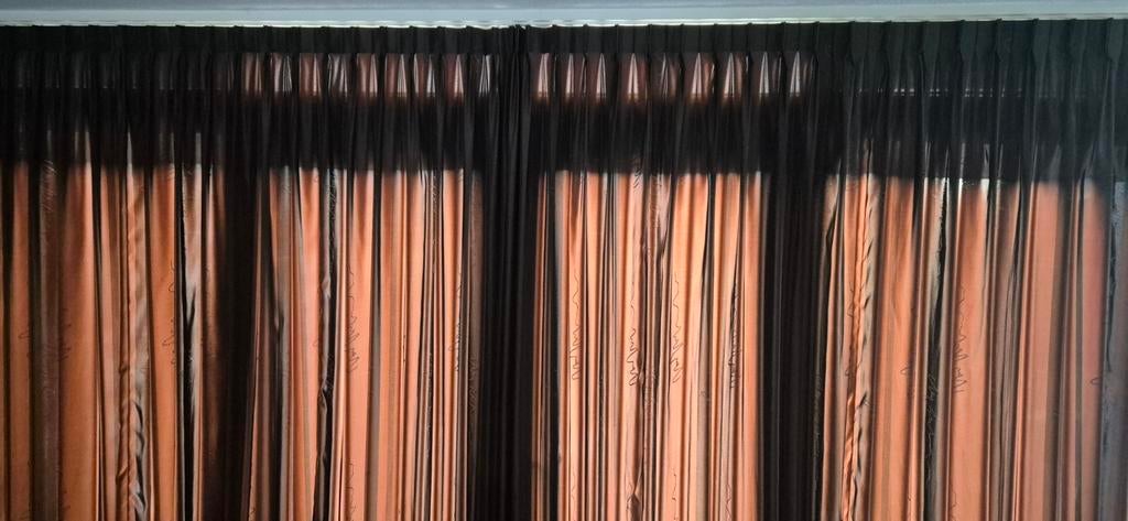 Bruine gordijnen met dubbele plooi, Bruin, 200 cm of meer, Ophalen of Verzenden, Zo goed als nieuw