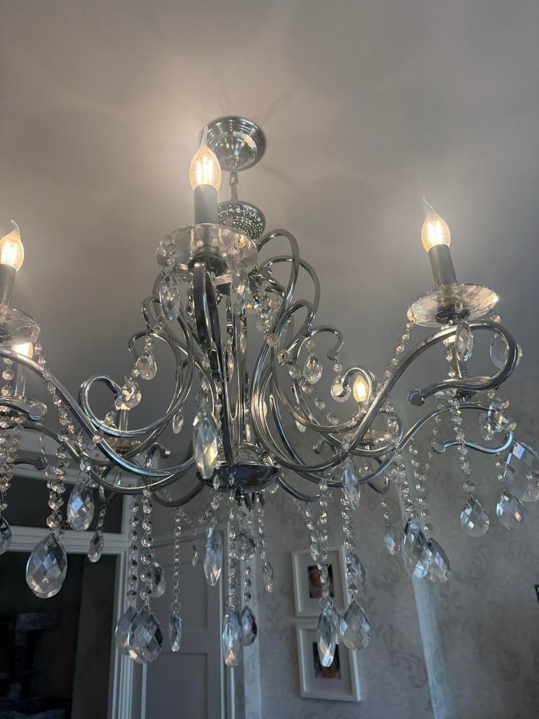 Elegante kroonluchter met kristallen hangers, Huis en Inrichting, Lampen | Kroonluchters, Ophalen of Verzenden, Zo goed als nieuw