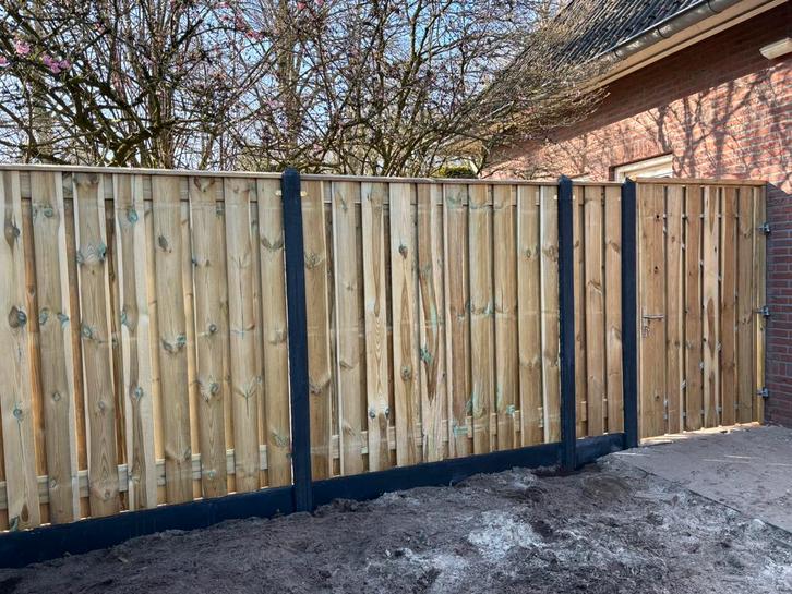 Grenen hout/beton schutting €100 p/m inclusief montage, Tuin en Terras, Schuttingen, Zo goed als nieuw, Hout, 1 tot 2 meter, Minder dan 3 meter