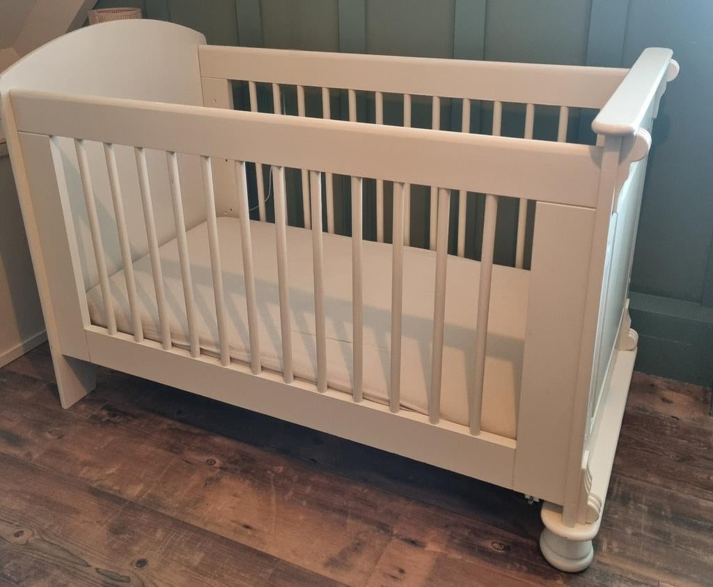 Gratis! Hoogte verstelbaar Brocante houten ledikant, Kinderen en Baby's, Babywiegjes en Ledikanten, Zo goed als nieuw, Ledikant