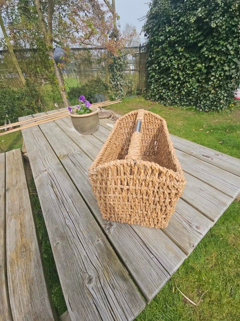 Tijdschriftenbak van gevlochten materiaal, Huis en Inrichting, Woonaccessoires | Krantenbakken en Lectuurbakken, Ophalen