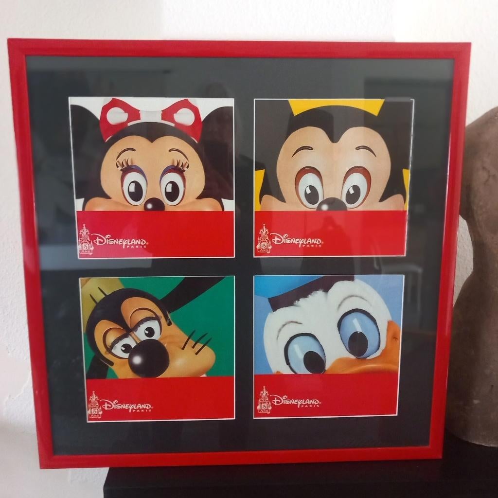 Disneyland Parijs 5e Jubileum Ingelijst  Mickey & Co - 67x67, Verzamelen, Disney, Gebruikt, Overige typen, Overige figuren, Ophalen