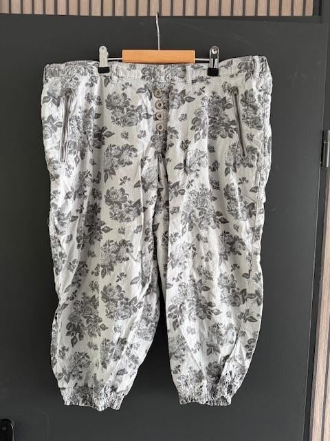 Lichtgrijs bewerkte capribroek maat XL, Kleding | Dames, Broeken en Pantalons, Maat 46/48 (XL) of groter, Ophalen of Verzenden
