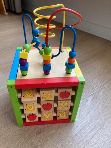 Houten Activiteitenkubus met kralen en vormen €5,— beschikbaar voor biedingen