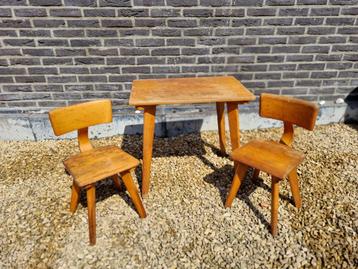 Vintage schooltafeltje met drie stoeltjes retro beschikbaar voor biedingen