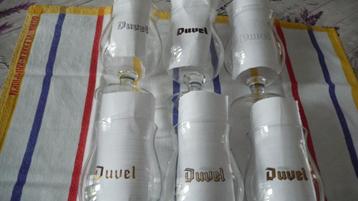 6 verschillende bierglazen van kleur met de tekst DUVEL beschikbaar voor biedingen