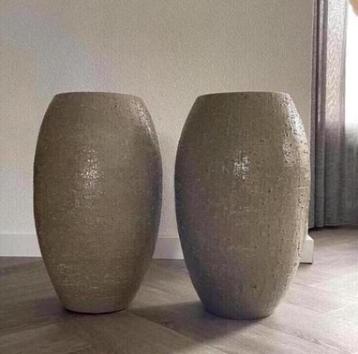 Grote vazen terracotta olijfgroen 36cm hoog beschikbaar voor biedingen