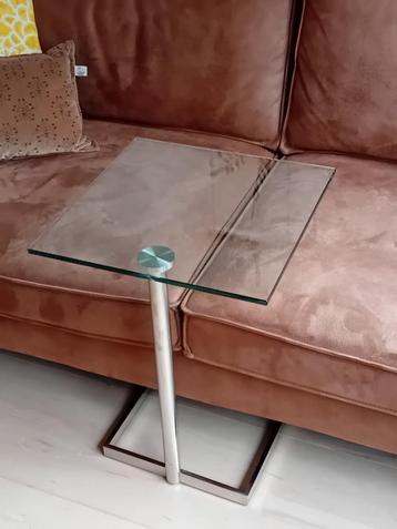 Bijzettafel van glas met schroom onderstel beschikbaar voor biedingen
