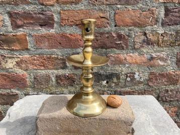 antieke messing schijfkandelaar, kraagkandelaar, rond 1600. beschikbaar voor biedingen
