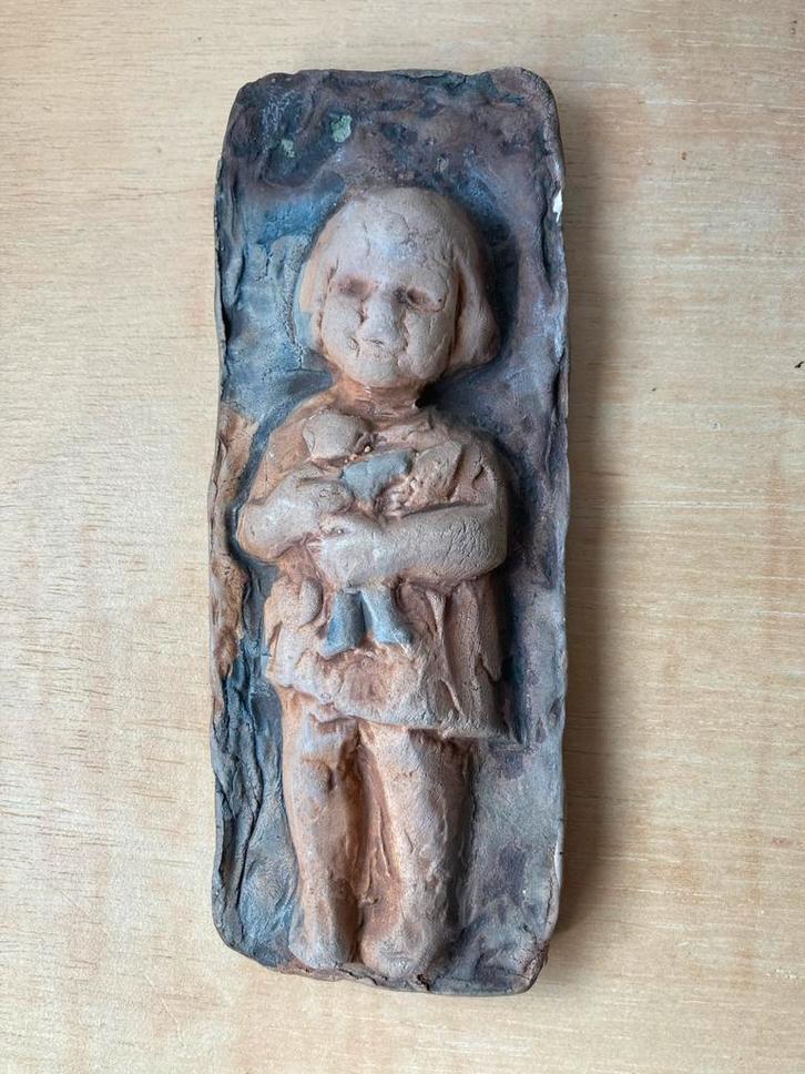 Mobach tegel/wandplaquette - Meisje met Pop, Antiek en Kunst, Curiosa en Brocante, Ophalen of Verzenden