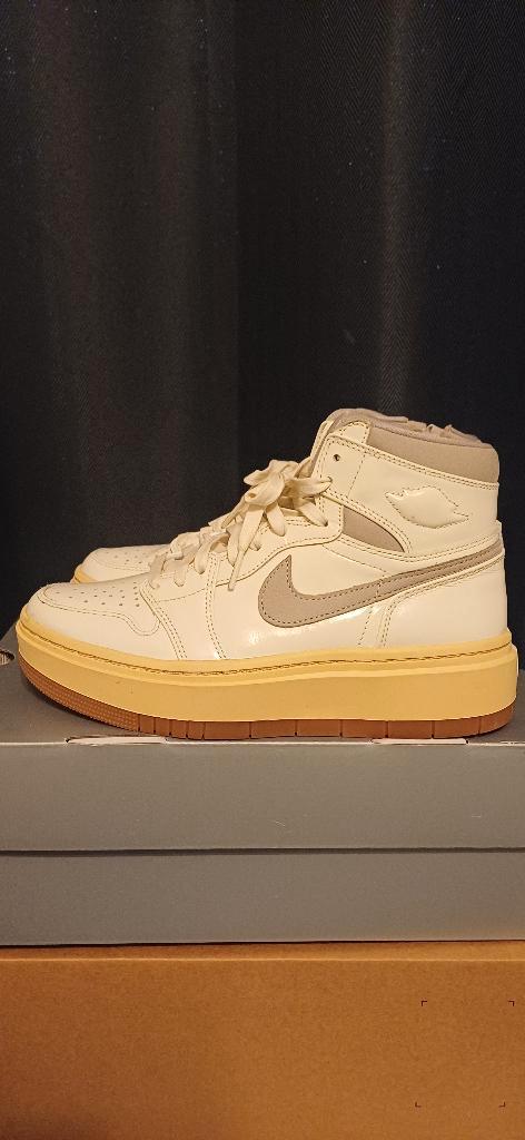 NIKE AIR JORDAN ELEVATE, Kleding | Dames, Schoenen, Zo goed als nieuw, Sneakers of Gympen, Beige, Ophalen