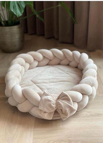 Baby nest met strik beschikbaar voor biedingen