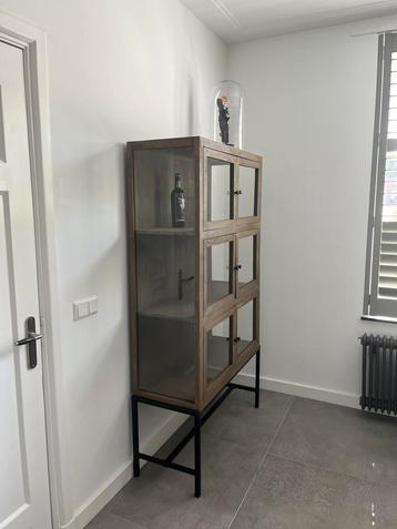Glazen mangohouten vitrinekast design. beschikbaar voor biedingen