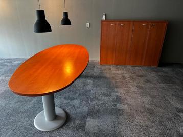 Bijna gratis mooie vergadertafel en archiefkast beschikbaar voor biedingen