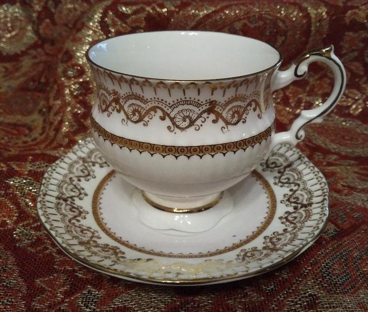 KOP+SCHOTEL van Elizabethan, fine bone china, goud + roze, Huis en Inrichting, Keuken | Servies, Zo goed als nieuw, Kop(pen) en/of Schotel(s)
