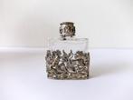 Oud vintage parfumflesje zilverkleurig bloemen flesje, Ophalen of Verzenden