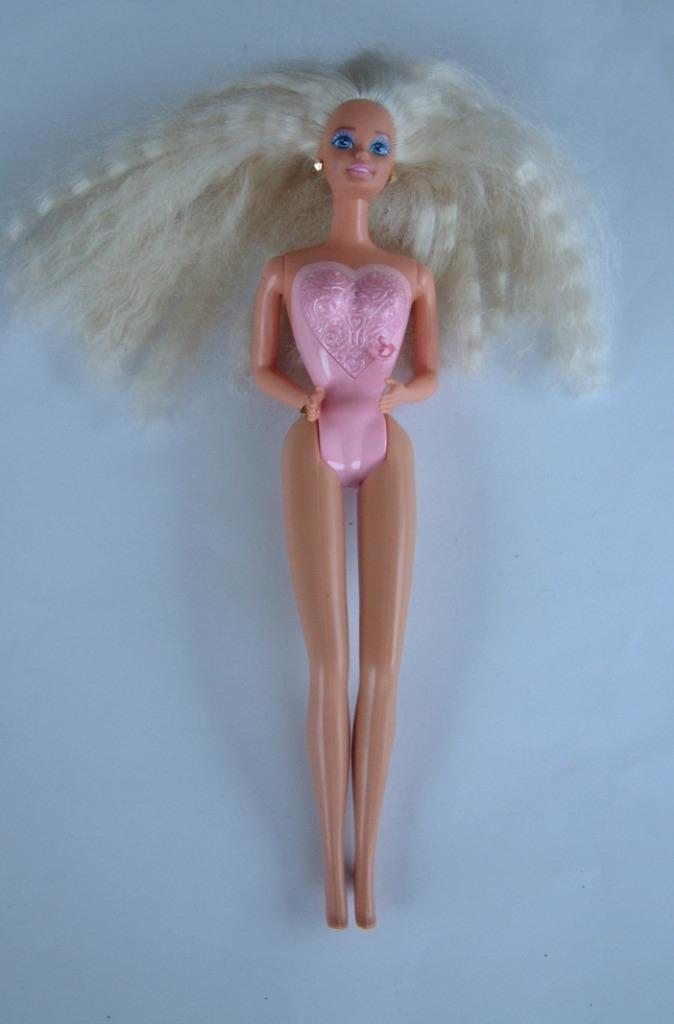 bijzondere Mattel barbie pop met hartje nr 12, Verzamelen, Poppen, Zo goed als nieuw, Pop, Ophalen of Verzenden