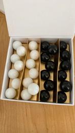 27 glaze witte en zwarte “knikkers” 25 mm doorsnede, Ophalen of Verzenden, Zo goed als nieuw